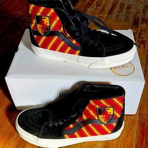 Size 7 woman’s Harry Potter Griffyndor house Vans.